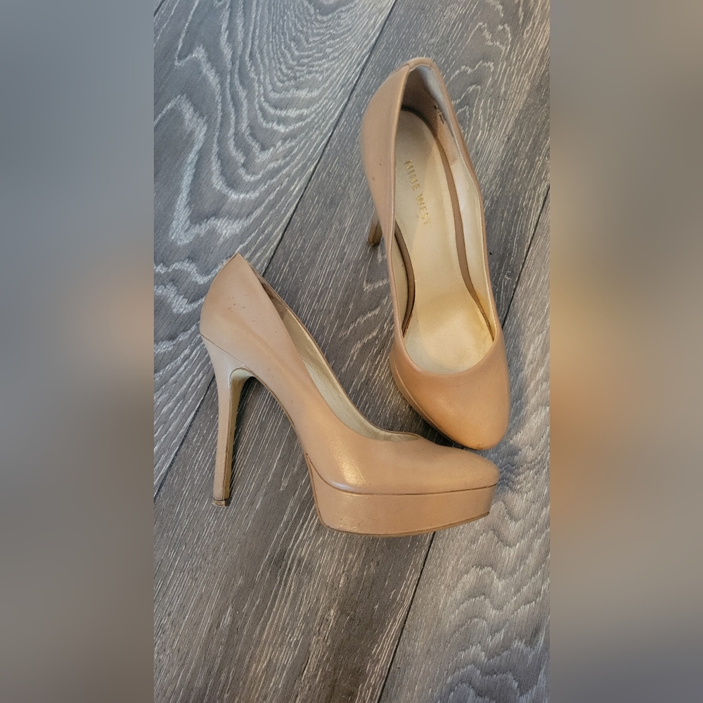 Nine West nude pumps